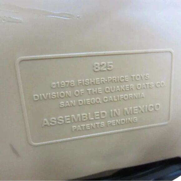 Vintage 1978 Fisher-Price Portable Record Player - Model 825 - Picture 11 of 11